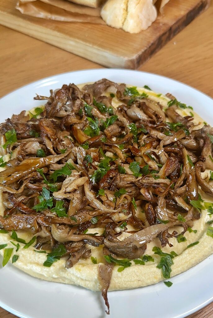 Hummus senza aglio Le Cotte con funghi pleurotus speziati saltati