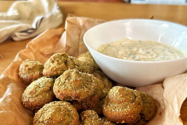 Polpette vegane di lenticchie e tofu con salsa allo yogurt e menta