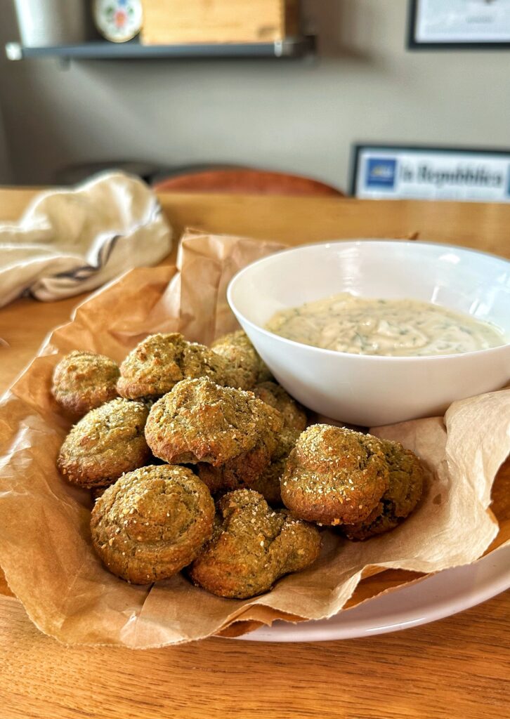 Polpette vegane di lenticchie e tofu con salsa allo yogurt e menta