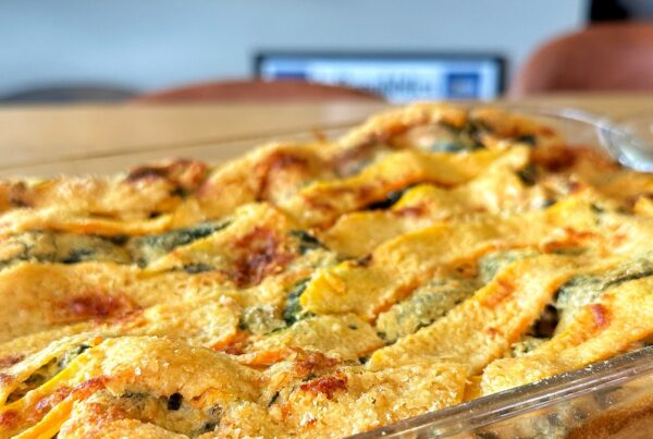 Lasagne autunnali vegetariane con zucca, tofu e spinaci saltati