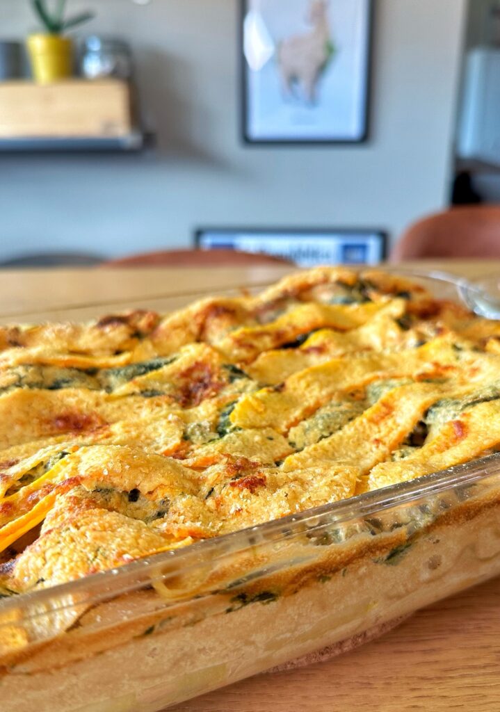 Lasagne autunnali vegetariane con zucca, tofu e spinaci saltati