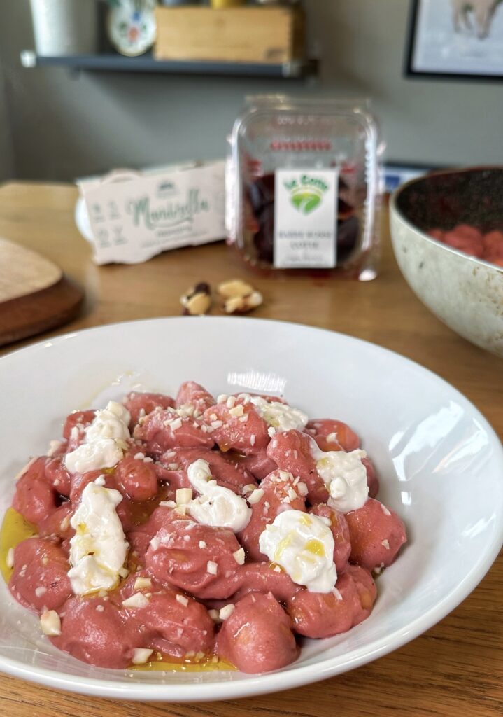 Gnocchi di patate con crema alle barbe rosse e ricotta vegetale