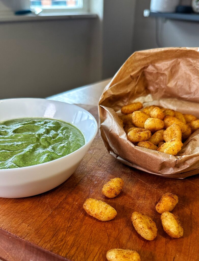 Maionese vegana al cavolo nero con gnocchi croccanti