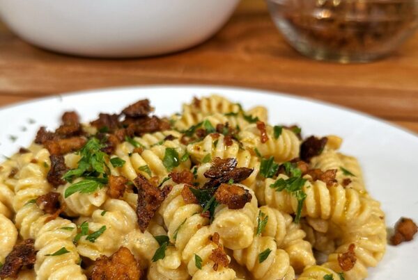 Fusilli vegani alla mediterranea con crema di hummus e tofu croccante