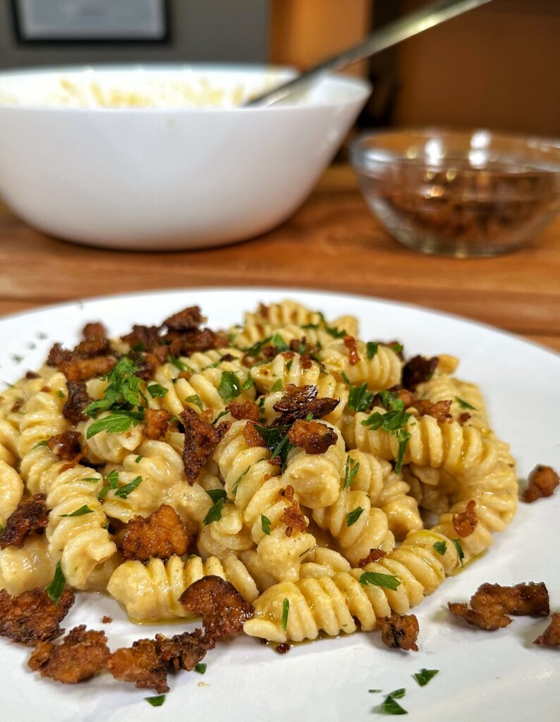 Fusilli vegani alla mediterranea con crema di hummus e tofu croccante